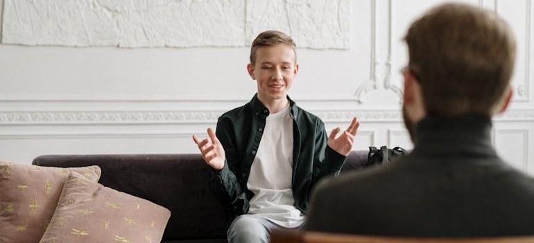 A teen talking to a therapist at a mental health clinic