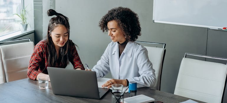 Marketing experts working together to solve the common mobile UX mistakes